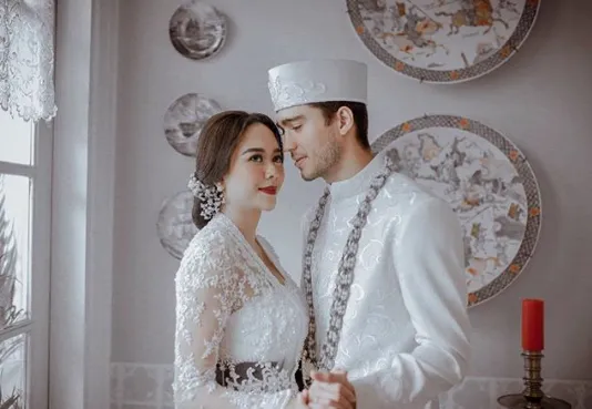 Aura Kasih Menikah, Warganet Justru Salah Fokus ke Kegantengan Suaminya. Ini Potretnya! 9