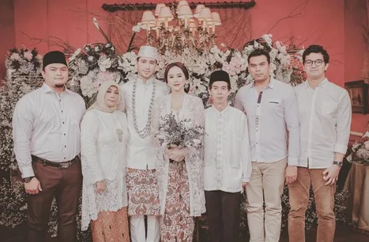 Aura Kasih Menikah, Warganet Justru Salah Fokus ke Kegantengan Suaminya. Ini Potretnya! 10