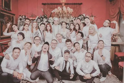 Aura Kasih Menikah, Warganet Justru Salah Fokus ke Kegantengan Suaminya. Ini Potretnya! 11