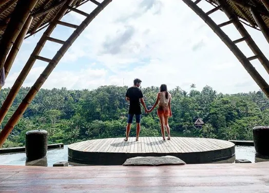 Aura Kasih Menikah, Warganet Justru Salah Fokus ke Kegantengan Suaminya. Ini Potretnya! 12