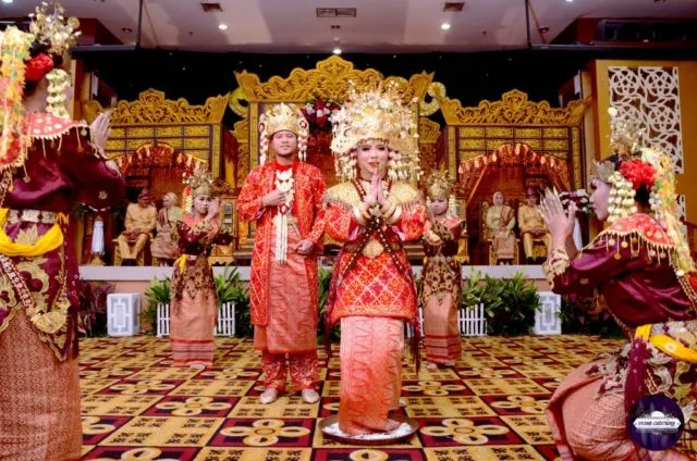 Makna Sakral di Balik Tarian Pengantin dalam 6 Pernikahan Adat Indonesia. Sudah Tahu? 8