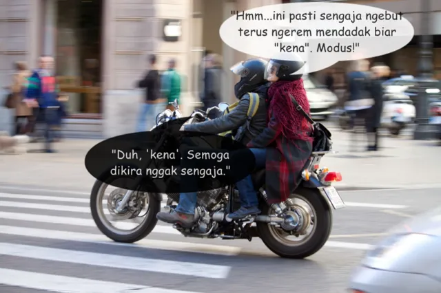 6 Perbandingan Pikiran Cowok dan Cewek Kalau Lagi Naik Motor Bareng 8