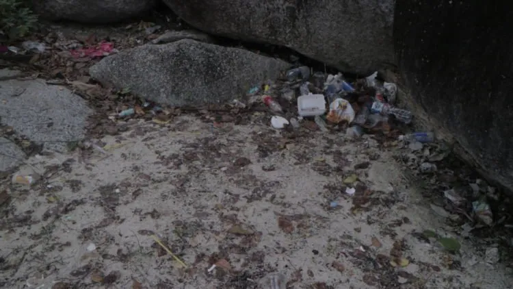 Banyak Sampah Berserakan di Pantai Tanjung Tinggi. Negeri Laskar Pelangi Kok Jadi Kotor Begini? 8