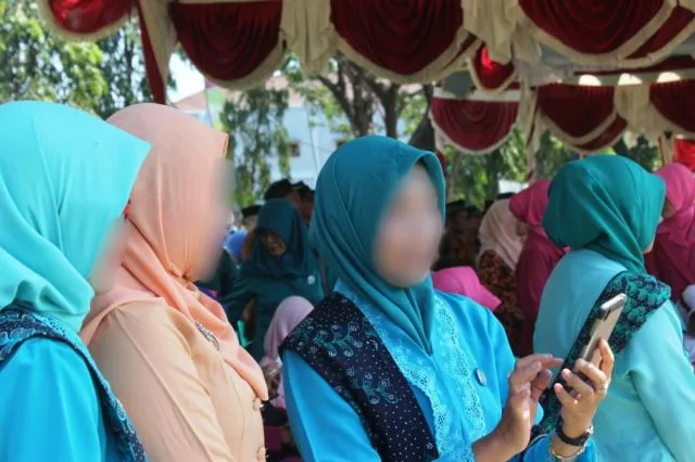 Penelitian: Generasi Baby Boomer Seperti Bapak Ibu Kita Paling Rajin Bagikan Hoax. Ini Alasannya 8