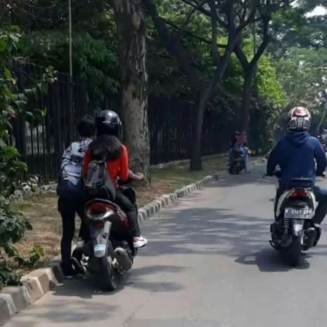 Dari Fotonya Sudah Jelas, Kadar Cinta 15 Orang ini Masuk Kategori Kebangetan. Sampe Segitunya sih~ 17