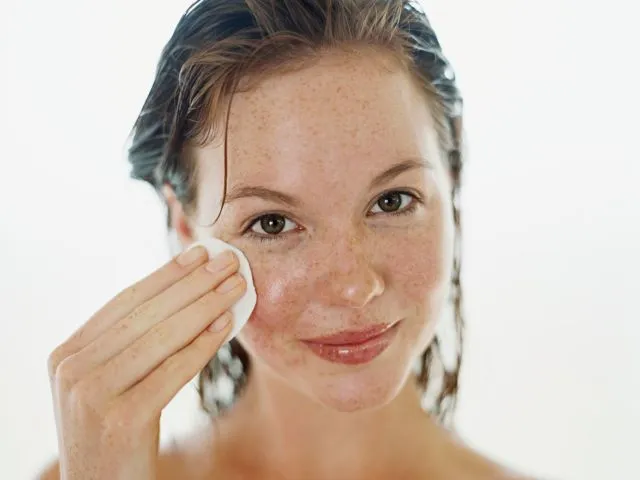 6 Bahan Pengganti Cairan Pembersih yang Tokcer Hapus Sisa Makeup. Masukkan ke Tas Segera! 8