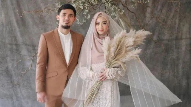 11+ Inspirasi Cantik Post-Wedding yang Lagi Kekinian. Bisa Tampil Mesra tanpa Perlu Sungkan-sungkan, Ya Kan? 21