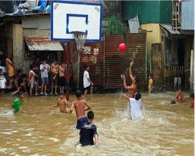 15 Potret Santainya Orang Indonesia Saat Hadapi Banjir. Yang Penting Harus Selalu Bersyukur sih, Yha~ 19