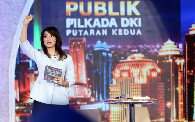 5 Gaya Elegan dan Cerdas ala Ira Koesno yang Bikin Salfok Penonton Debat Pilpres 2019. Dulu VS Sekarang, Sama Anggunnya! 11