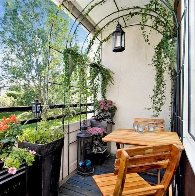 11 Penataan Balkon Rumah Minimalis yang Nyaman buat Leyeh-leyeh Cantik 21