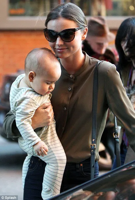 8 Ide Super Gaya Bayi-Mama dari Panggung Runway Mode hingga Selebgram Dunia. Dijamin Melongo Saking Kerennya~ 16
