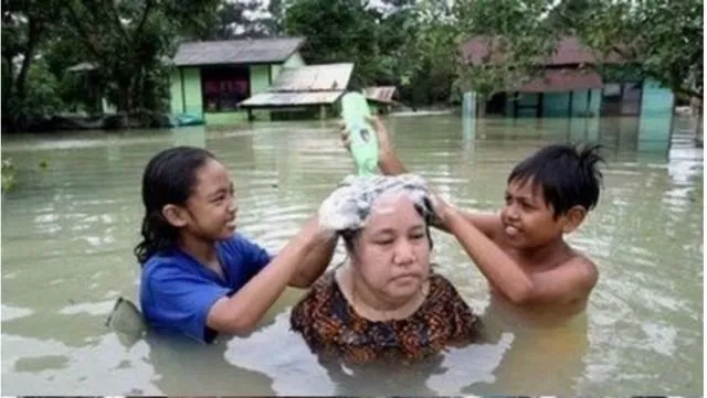 15 Potret Santainya Orang Indonesia Saat Hadapi Banjir. Yang Penting Harus Selalu Bersyukur sih, Yha~ 25
