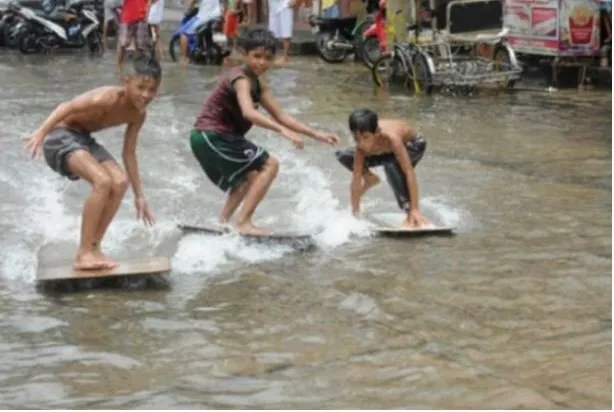 15 Potret Santainya Orang Indonesia Saat Hadapi Banjir. Yang Penting Harus Selalu Bersyukur sih, Yha~ 26