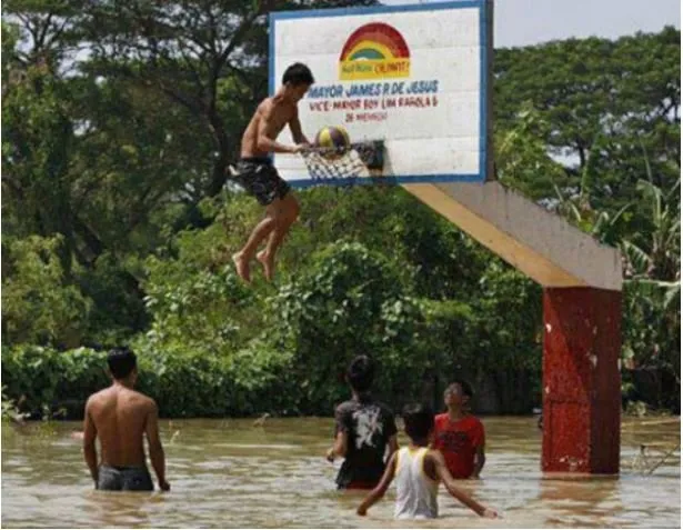 15 Potret Santainya Orang Indonesia Saat Hadapi Banjir. Yang Penting Harus Selalu Bersyukur sih, Yha~ 24