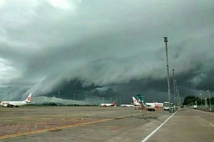 Awan Mirip Tsunami Hebohkan Warga Makassar. Ada yang Bilang Bahaya, Ada Juga yang Bilang Biasa Aja 5