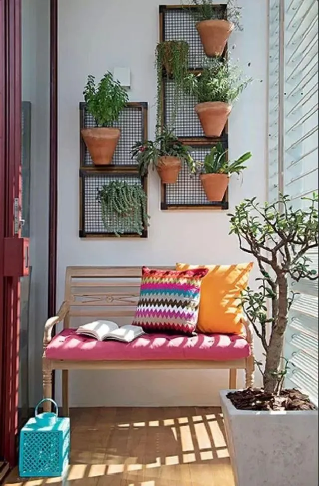 11 Penataan Balkon Rumah Minimalis yang Nyaman buat Leyeh-leyeh Cantik 13