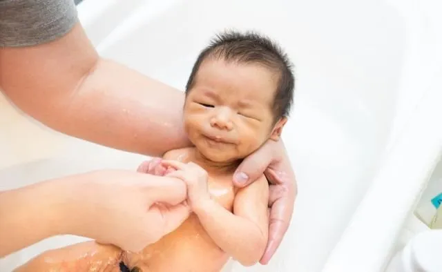 6 Langkah Aman Memandikan Bayi Baru Lahir Buat Mama Newbie. Tanpa Drama, Kamu Pasti Bisa! 11