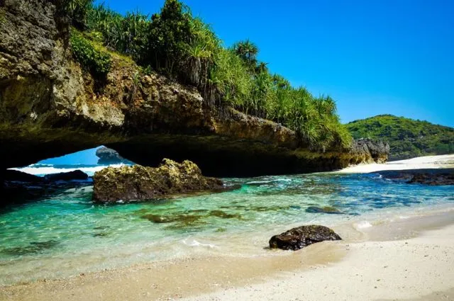 Rekomendasi 9 Pantai yang Hits dan Instagramable di Pacitan. Ada yang Mirip dengan Raja Ampat Lho! 11