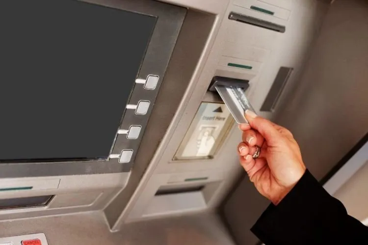 Waspadai Modus Penipuan ATM Tertelan. Ketahui 4 Hal Ini Dulu Yuk Agar Tak Jadi Korban 6