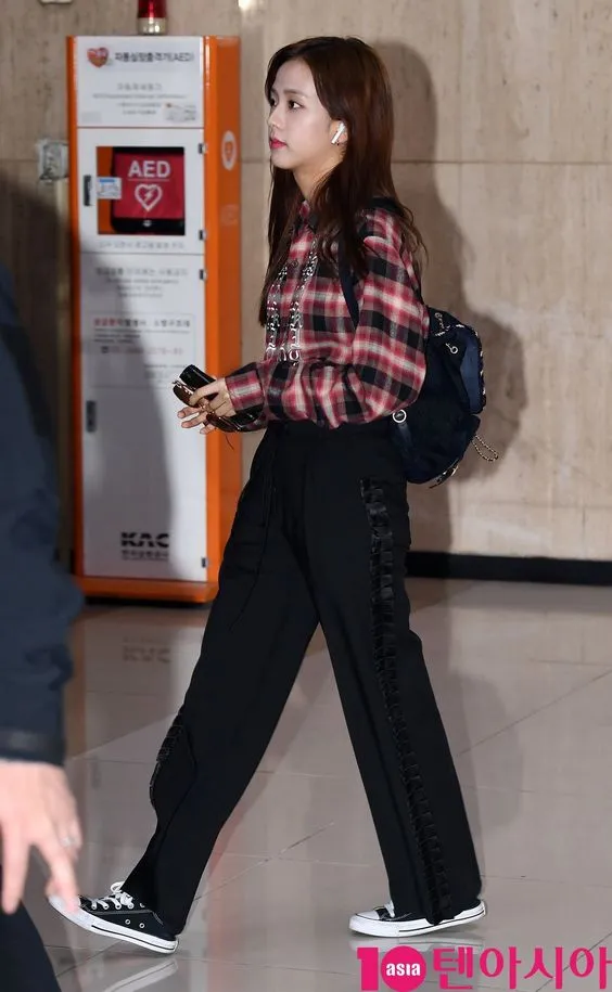 Modest dan Tidak Terbuka, 10 Gaya Personil BLACKPINK ini Bisa Ditiru. Kata Siapa Harus Pamer Paha Melulu? 15