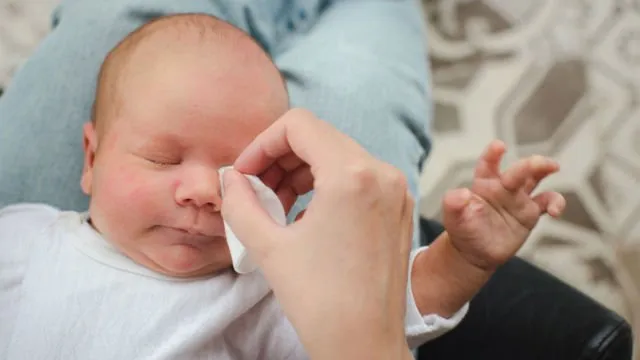 6 Langkah Aman Memandikan Bayi Baru Lahir Buat Mama Newbie. Tanpa Drama, Kamu Pasti Bisa! 9