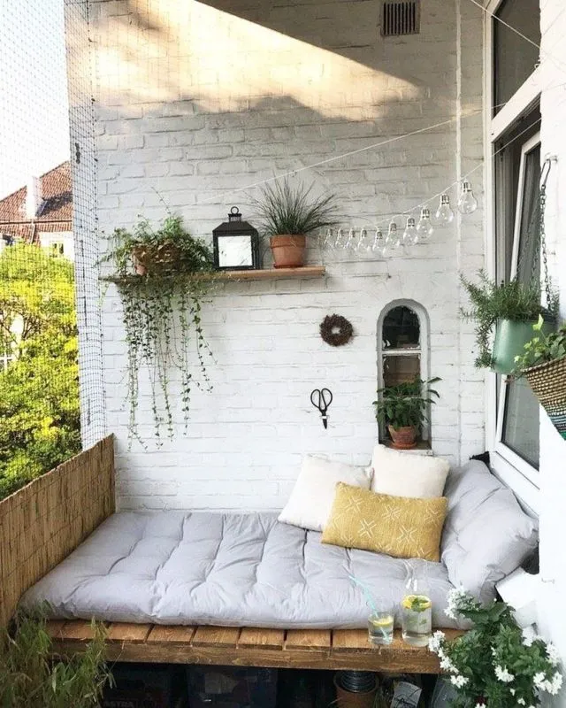 11 Penataan Balkon Rumah Minimalis yang Nyaman buat Leyeh-leyeh Cantik 17
