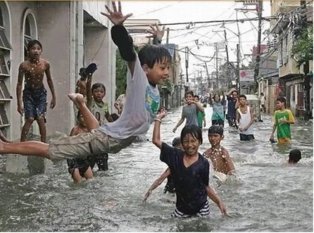 15 Potret Santainya Orang Indonesia Saat Hadapi Banjir. Yang Penting Harus Selalu Bersyukur sih, Yha~ 16