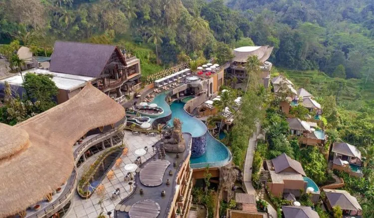 Potret Kemesraan Bulan Madu Aura Kasih dan Suami Bulenya. Mulai dari Resort di Bali sampai Bangkok! 12