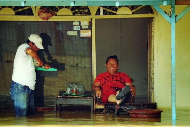 15 Potret Santainya Orang Indonesia Saat Hadapi Banjir. Yang Penting Harus Selalu Bersyukur sih, Yha~ 14