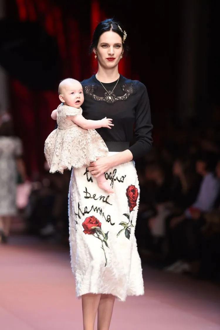 8 Ide Super Gaya Bayi-Mama dari Panggung Runway Mode hingga Selebgram Dunia. Dijamin Melongo Saking Kerennya~ 10