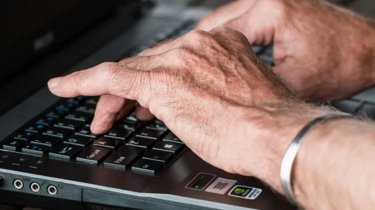 Penelitian: Generasi Baby Boomer Seperti Bapak Ibu Kita Paling Rajin Bagikan Hoax. Ini Alasannya 7