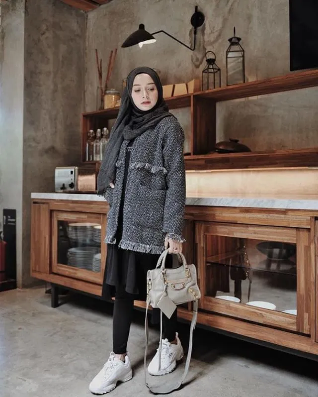 Yuk Ngantor atau Ngampus dengan 11 Ide Padu Padan Tweed Blazer Ini! Klasiknya Dapat, Elegan Sudah Pasti 20