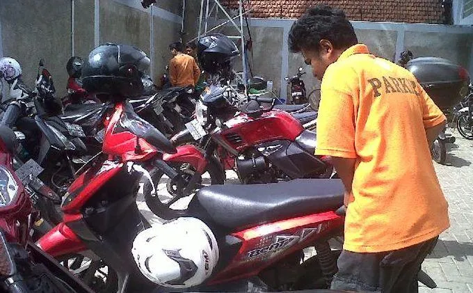5 Harapan Pemotor buat Tukang Parkir yang Jarang Banget Terjadi. Kita Semua Butuh Jukir yang Asyique! 7