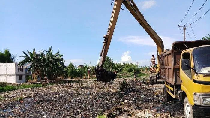 Lautan Sampah Sepanjang 1,5 Kilometer Penuhi Kali Pisang Batu Bekasi. Warga Susah Tidur Karena Bau 10