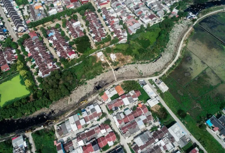 Lautan Sampah Sepanjang 1,5 Kilometer Penuhi Kali Pisang Batu Bekasi. Warga Susah Tidur Karena Bau 7