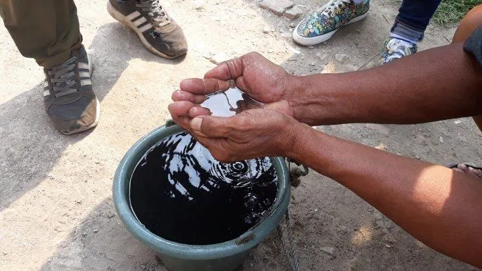 Lautan Sampah Sepanjang 1,5 Kilometer Penuhi Kali Pisang Batu Bekasi. Warga Susah Tidur Karena Bau 9