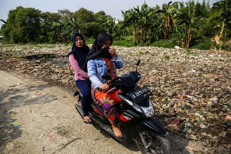 Lautan Sampah Sepanjang 1,5 Kilometer Penuhi Kali Pisang Batu Bekasi. Warga Susah Tidur Karena Bau 8