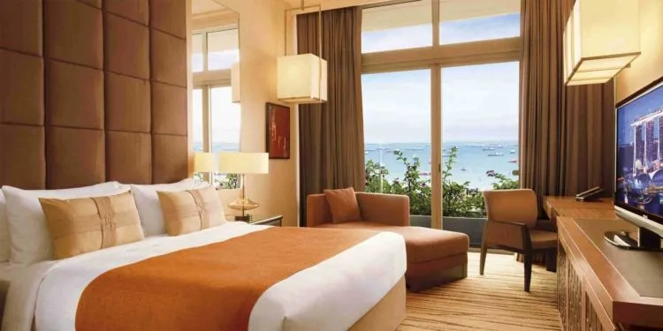 5 Alasan Kenapa Nggak Ada Guling di Kamar Hotel, Baru Sadar kan? 6