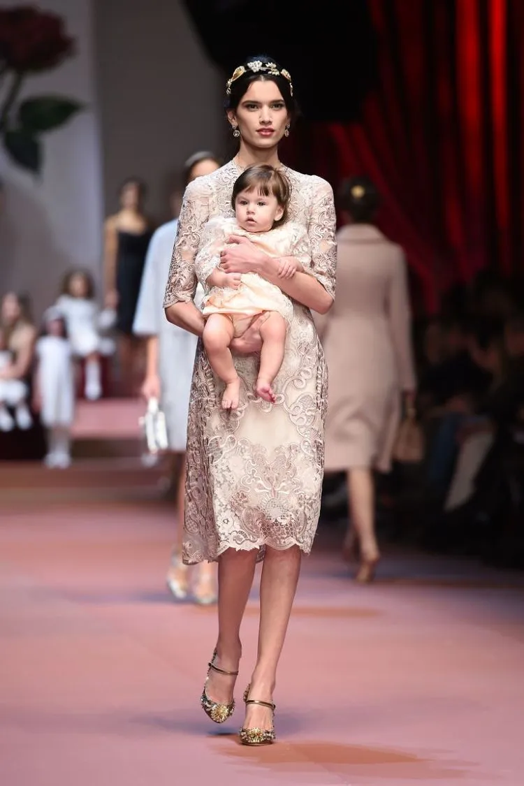 8 Ide Super Gaya Bayi-Mama dari Panggung Runway Mode hingga Selebgram Dunia. Dijamin Melongo Saking Kerennya~ 9
