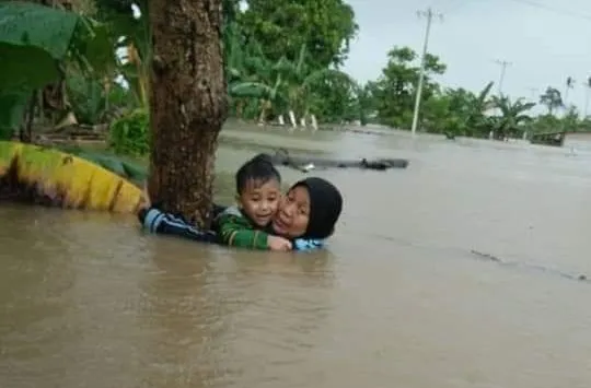 Nenek Terjebak Banjir Gowa yang Fotonya Viral, Dikabarkan Meninggal Dunia. Begini Keterangan Anaknya 6