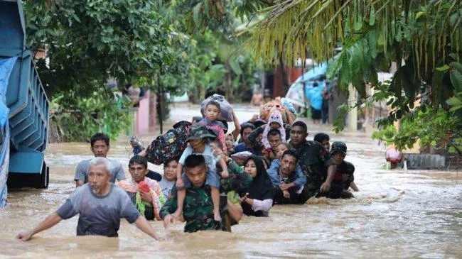 Nenek Terjebak Banjir Gowa yang Fotonya Viral, Dikabarkan Meninggal Dunia. Begini Keterangan Anaknya 10