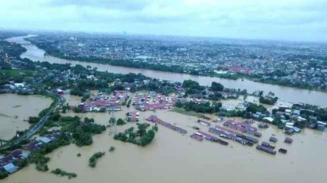 Nenek Terjebak Banjir Gowa yang Fotonya Viral, Dikabarkan Meninggal Dunia. Begini Keterangan Anaknya 9