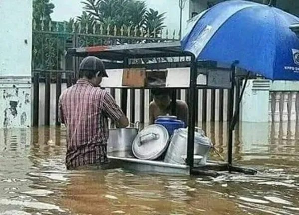 15 Potret Santainya Orang Indonesia Saat Hadapi Banjir. Yang Penting Harus Selalu Bersyukur sih, Yha~ 18