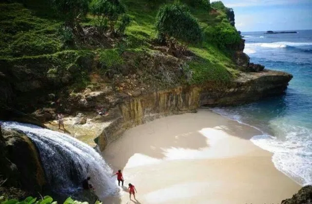 Rekomendasi 9 Pantai yang Hits dan Instagramable di Pacitan. Ada yang Mirip dengan Raja Ampat Lho! 15