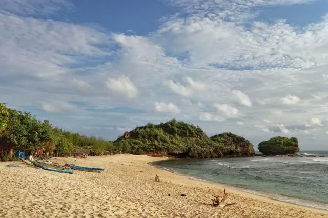 Rekomendasi 9 Pantai yang Hits dan Instagramable di Pacitan. Ada yang Mirip dengan Raja Ampat Lho! 13