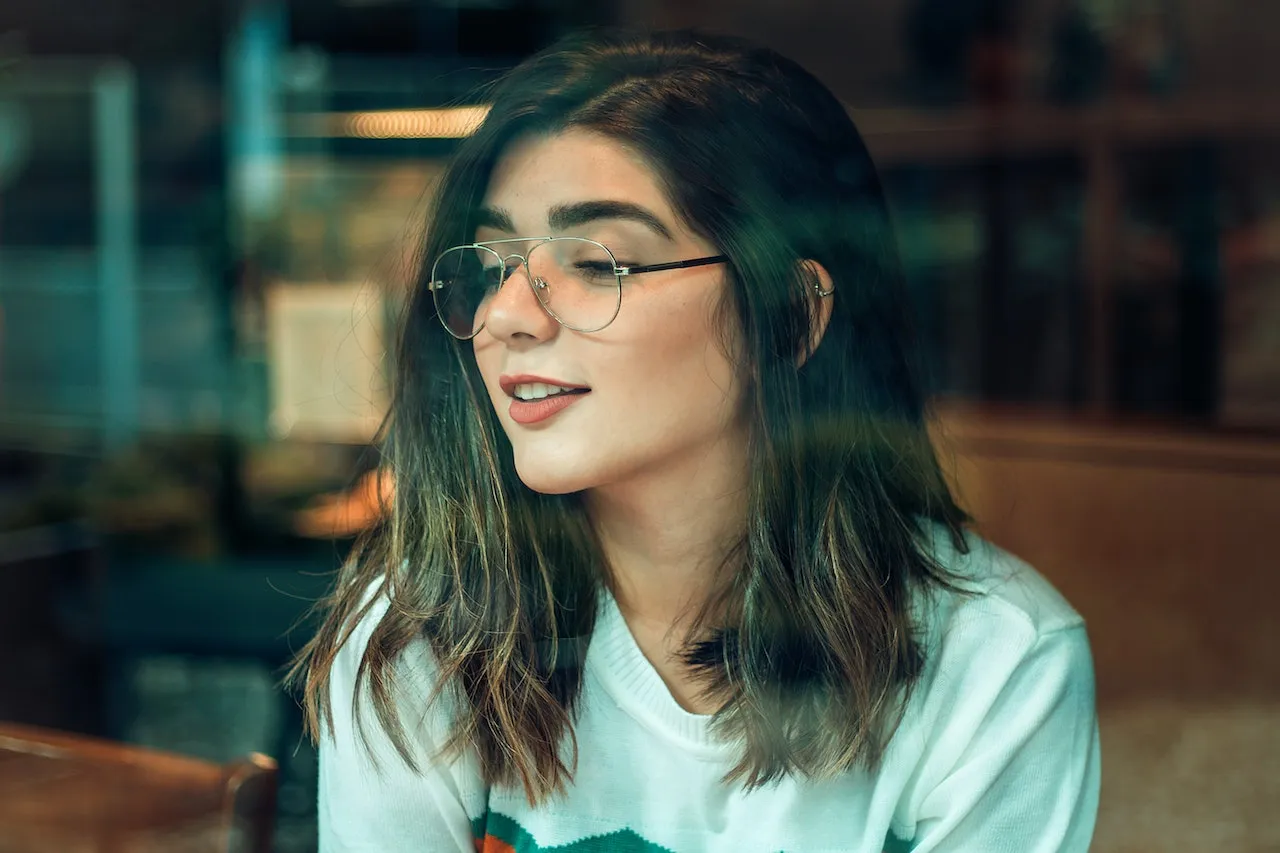 5 Kacamata yang Cocok untuk Bentuk Wajahmu. Mau Pipi Tembem atau Lonjong, Semua Ada Solusinya 8