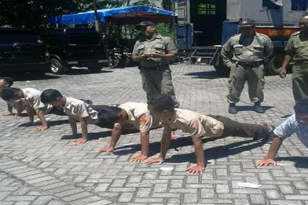 Telat Bayar SPP, Siswi SD Kabarnya Dihukum Push Up Sampai 100 Kali. Kata Kepsek: Untuk Shock Therapy 6