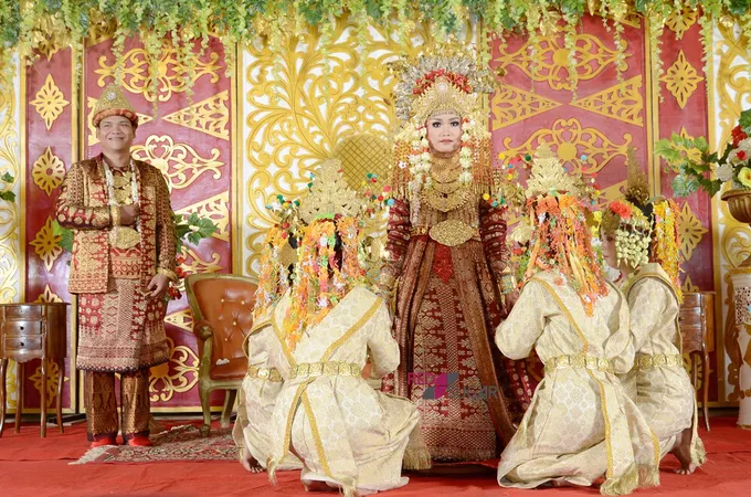 Makna Sakral di Balik Tarian Pengantin dalam 6 Pernikahan Adat Indonesia. Sudah Tahu?