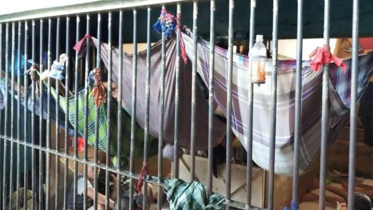 Penjara di Riau Kelebihan Kapasitas. Lihat Deh, Tahanannya Sampai Tidur Menggantung Bak Kelelawar! 5