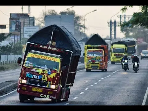 Setelah Om Telolet Om, Ada Lagi Fenomena Truk Goyang. Parahnya Sampai Menabrak Orang 2
